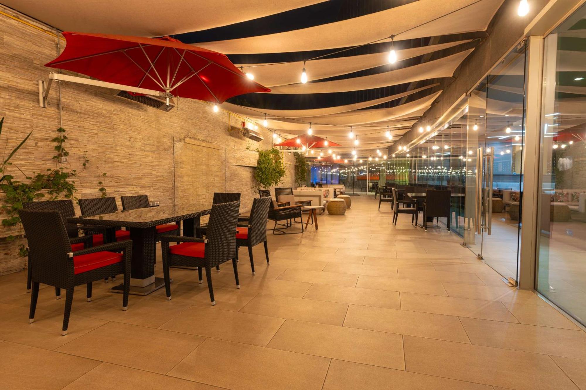 Hilton Garden Inn איקוויקה מראה חיצוני תמונה